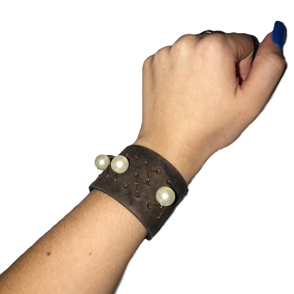 LEATHER BRACELET WITH PEARLS